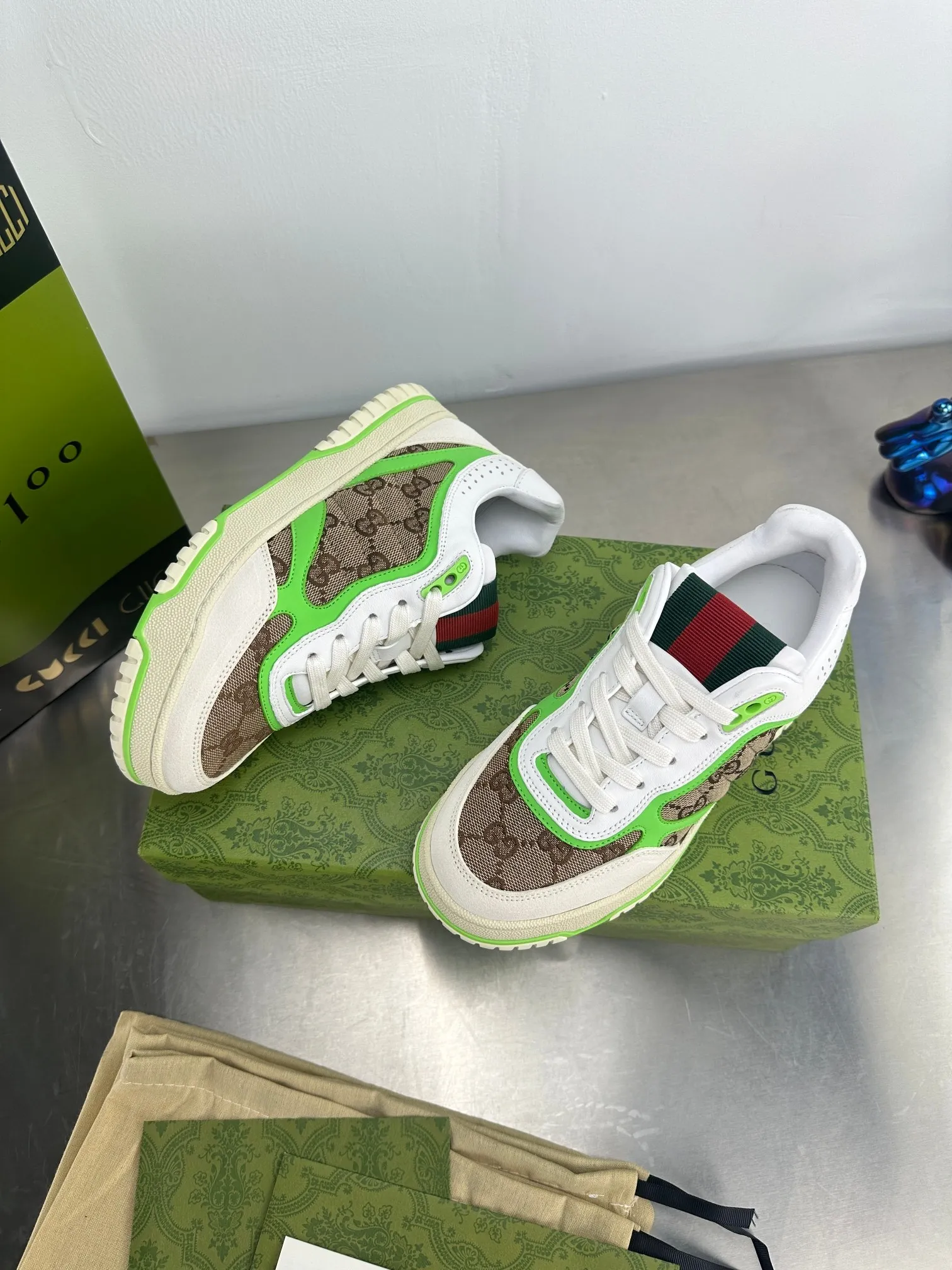 👟👟Ex-factory price 600👟👟 Gucci's latest hot-selling series of high and low-cut distressed couple's sneakers are shipped. The original version is purchased, developed and manufactured. This high-low top sneaker adopts a basketball-style silhouette design, cleverly integrated with hollow panels and distressed effects, showing its unique ingenuity. The ingenuity incorporates brand logo details such as interlocking Double G styling accessories and Gucci lettering, a low-key tribute to the brand's design heritage. Exquisite packaging at the delivery counter 🛍📦 ▪️ Fabric: Original customized imported first-layer cowhide ▪️ Inner lining: Imported first-layer cowhide ▪️ Sole: Original molded TPU sole ▪️ Sole thickness: 3cm ▪️ Size: 35-46 (Male 38 46 customized)